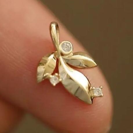 Leafy Shape 1.50Ct White Round Cut Bezel Pendant | Surprise Gift Pendant For Her | Sentimental Gift Pendant | Fashion Jewelry